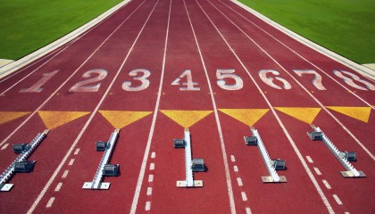 开云APP-赛道与球场，利拉德F1首秀的掌控艺术与76人的险胜启示