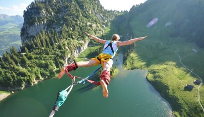 开云体育世界杯-巴拉圭硬仗取胜，久保建英一剑封喉，亚洲足球的暗夜与曙光