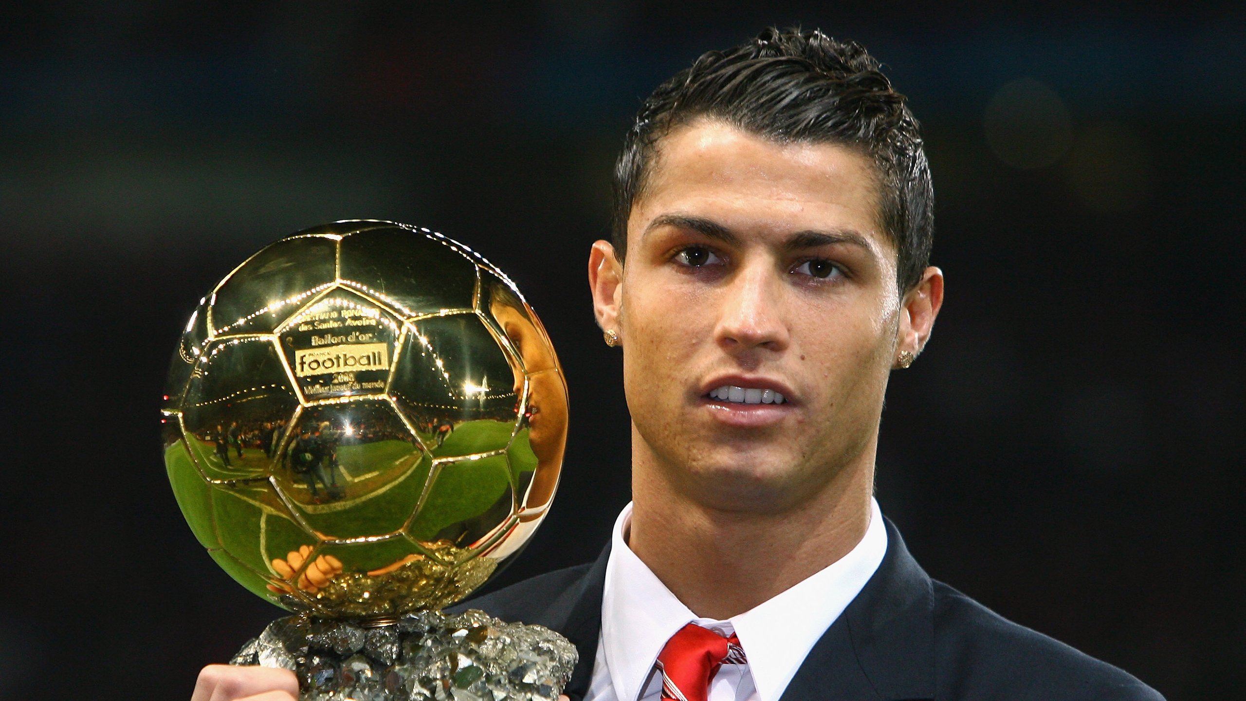 巴西防守锁死加纳，库尔图瓦关键战不手软